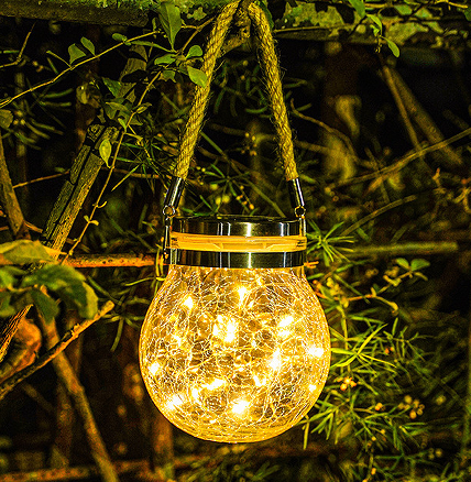 Využite solárne lampy na vytvorenie teplej a útulnej atmosféry na balkóne.