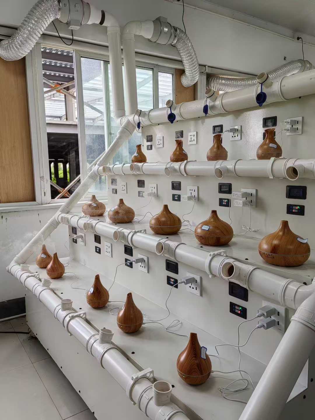 Prebieha test starnutia dreveného aróma difuzéra