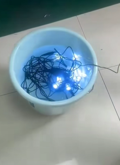 Terasové žiarovky prechádzajú vodotesným testovaním ponoreným vo vode